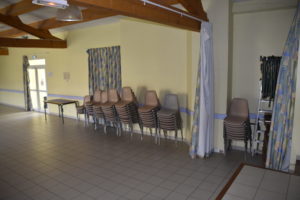 Chaises et tables de la salle polyvalente